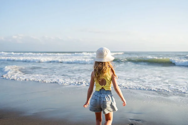 Молодая Девушка Прыгает Бежит Волны Пляже Закате Времени — стоковое фото