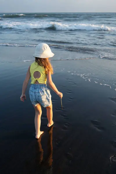 Młoda Dziewczyna Skacze Działa Fale Plaży Czasie Zachodu Słońca — Zdjęcie stockowe
