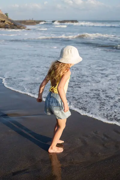 Молодая Девушка Прыгает Бежит Волны Пляже Закате Времени — стоковое фото