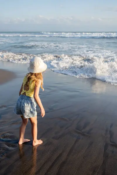 Młoda Dziewczyna Skacze Działa Fale Plaży Czasie Zachodu Słońca — Zdjęcie stockowe