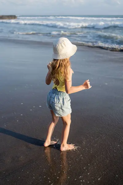 Menina Jovem Pulando Correndo Ondas Praia Hora Pôr Sol — Fotografia de Stock