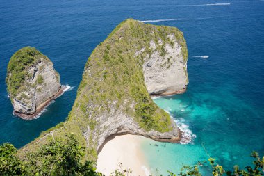 Kelingking Beach T-Rex Head Sahili 'nin Nusa Penida, Bali, Endonezya' daki kayalık dağlar ve temiz su manzarası. Yüksek kalite fotoğraf