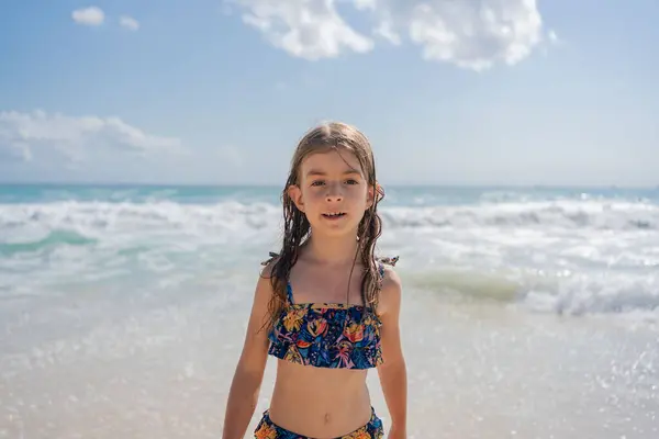Усміхнена Дівчинка Дитина Бігає Грає Пляжі Під Час Сімейної Відпустки — стокове фото