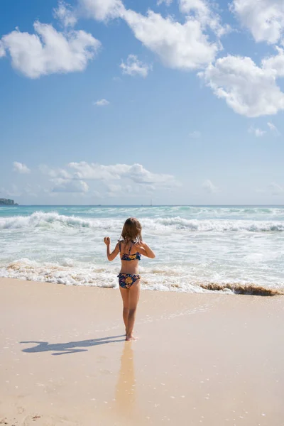 Uśmiechnięta Dziewczyna Dziecko Biegające Bawiące Się Plaży Podczas Rodzinnych Wakacji — Zdjęcie stockowe