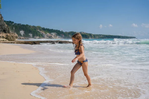 Menina Sorrindo Criança Correndo Brincando Praia Enquanto Férias Família Brincando — Fotografia de Stock
