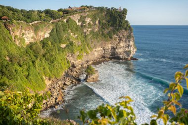 Uluwatu tapınağının Uluwatu, Bali, Endonezya ve okyanus manzarası.. 