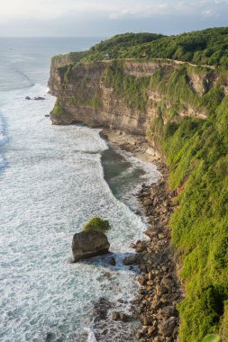 Uluwatu tapınağının Uluwatu, Bali, Endonezya ve okyanus manzarası.. 
