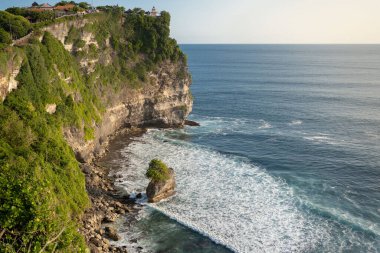 Uluwatu tapınağının Uluwatu, Bali, Endonezya ve okyanus manzarası.. 