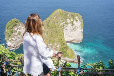 Kelingking Plajı 'na bakan kadın gezgin, Nusa Penida, Bali, Endonezya. 