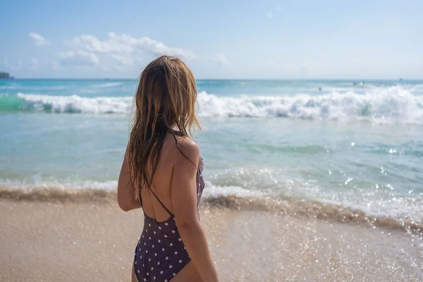 Веселая Женщина Купальнике Бегает Пенном Океане Возле Песчаного Пляжа Солнечный — стоковое фото