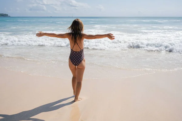 Mulher Alegre Maiô Correndo Oceano Espumoso Perto Praia Areia Dia — Fotografia de Stock