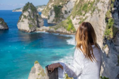 Kadın gezgin, Endonezya, Endonezya yakınlarındaki Nusa Penida adasında elmas plajını keşfediyor..