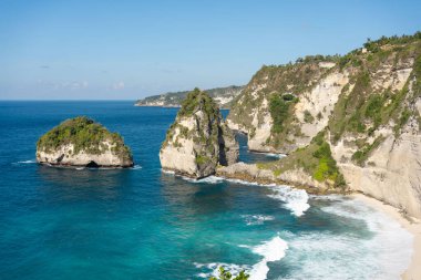 Nusa Penida, Bali, Endonezya 'daki güzel elmas plajı. Deniz manzarası, dalgalar, mavi deniz ve kayalar