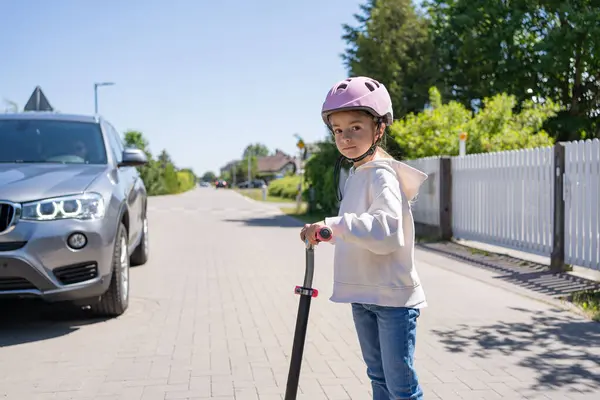 Ongeluk Klein Meisje Scooter Rijden Steekt Weg Voor Een Auto — Stockfoto