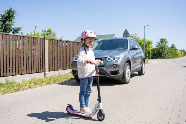 Unfall Kleines Mädchen Fährt Roller Und Überquert Straße Vor Auto — Stockfoto