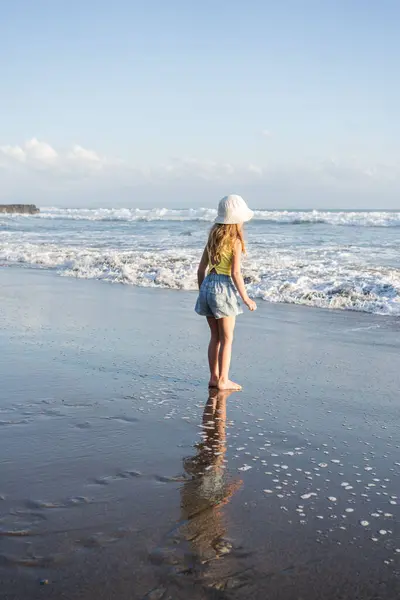 Весело Провести Время Морском Пляже Бали Забавная Девушка Бегущая Брызгами — стоковое фото