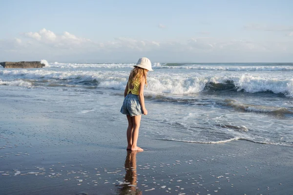 Весело Провести Время Морском Пляже Бали Забавная Девушка Бегущая Брызгами — стоковое фото