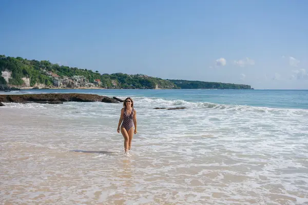 Mulher Alegre Maiô Correndo Mar Espumoso Atr Praia Areia Dia — Fotografia de Stock