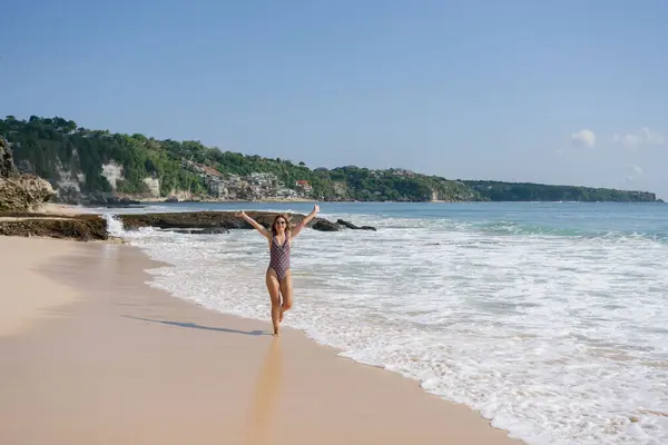 Fröhliche Frau Badeanzug Läuft Schäumenden Ozean Sandstrand Bei Sonnigem Tag — Stockfoto