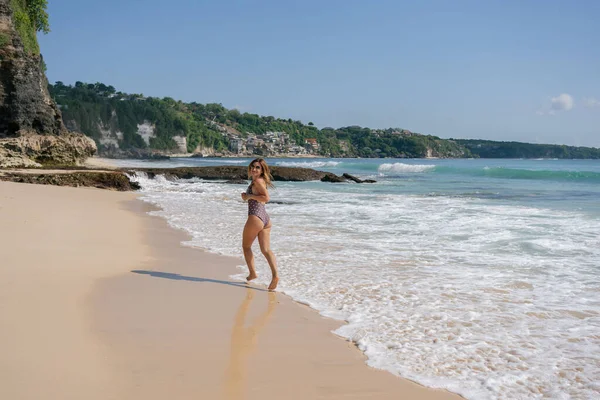 Mulher Alegre Maiô Correndo Mar Espumoso Atr Praia Areia Dia — Fotografia de Stock