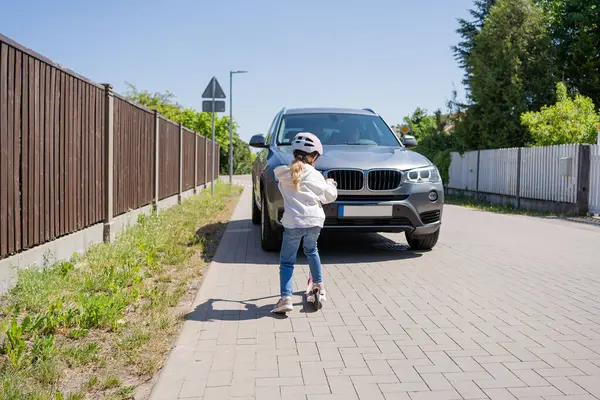 Ongeluk Klein Meisje Scooter Rijden Steekt Weg Voor Een Auto — Stockfoto