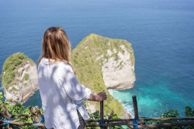 Kelingking Plajı 'na bakan kadın gezgin, Nusa Penida, Bali, Endonezya. 