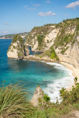 Nusa Penida, Bali, Endonezya 'daki güzel elmas plajı. Deniz manzarası, dalgalar, mavi deniz ve kayalar