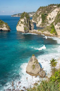Nusa Penida, Bali, Endonezya 'daki güzel elmas plajı. Deniz manzarası, dalgalar, mavi deniz ve kayalar