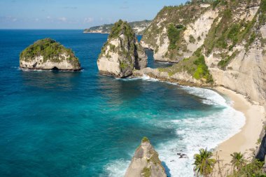 Nusa Penida, Bali, Endonezya 'daki güzel elmas plajı. Deniz manzarası, dalgalar, mavi deniz ve kayalar