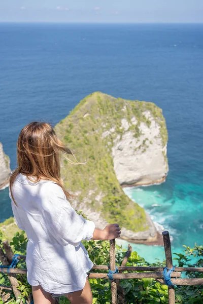 Mulher Viajante Olhando Para Kelingking Beach Nusa Penida Bali Indonésia — Fotografia de Stock