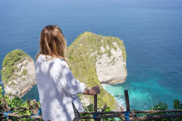 Mulher Viajante Olhando Para Kelingking Beach Nusa Penida Bali Indonésia — Fotografia de Stock