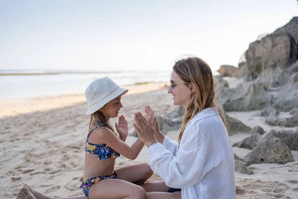 Matka Córka Spędzają Czas Plaży Miłość Szczęście Koncepcja Rodziny — Zdjęcie stockowe