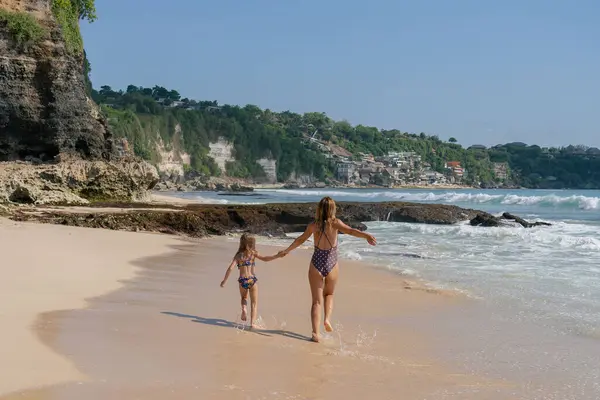 Güzel Küçük Kız Annesiyle Kumsalda Eğleniyor Deniz Kıyısında Koşuyorlar Eğleniyorlar — Stok fotoğraf