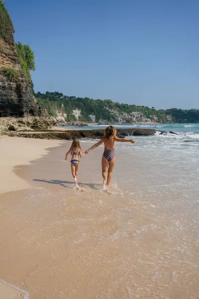 Piękna Dziewczynka Bawiąca Się Matką Plaży Biegną Wybrzeże Dobrze Się — Zdjęcie stockowe