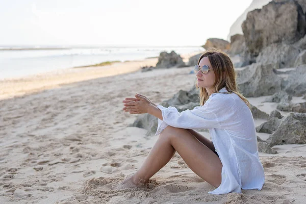 Kumsalda Tek Başına Oturan Genç Kadın Rahatla Doğanın Tadını Çıkar — Stok fotoğraf