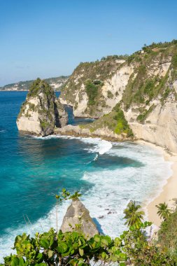 Nusa Penida, Bali, Endonezya 'daki güzel elmas plajı. Deniz manzarası, dalgalar, mavi deniz ve kayalar