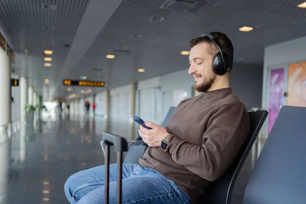 Anak Muda Sedang Menunggu Penerbangan Bandara Guy Mendengarkan Musik Dari — Stok Foto
