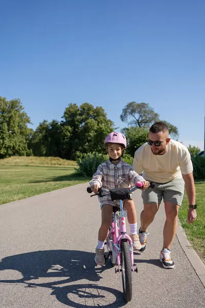 Padre Enseñando Hija Montar Bicicleta Parque —  Fotos de Stock