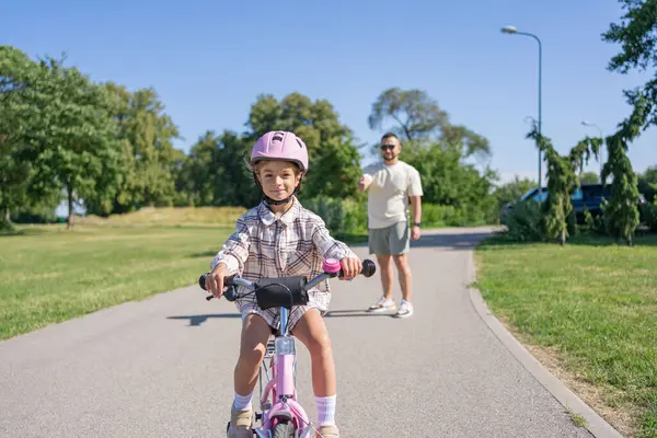 Emocionado Pai Ensinando Menina Andar Bicicleta Diversão Verão Parque Livre — Fotografia de Stock