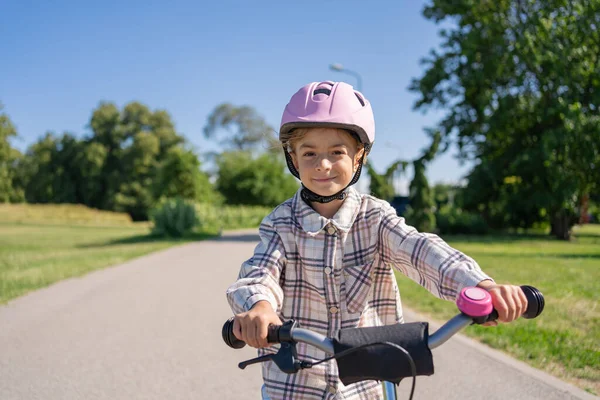Fröhliche Kinderausflüge Mit Dem Fahrrad Stadtpark — Stockfoto