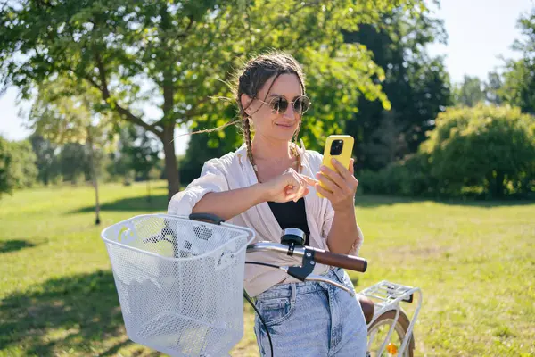 Smiling Young Hipster Woman Bicycle Using Mobile Phone City Park – stockfoto