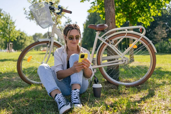 Smiling Young Hipster Woman Bicycle Using Mobile Phone City Park — Stockfoto