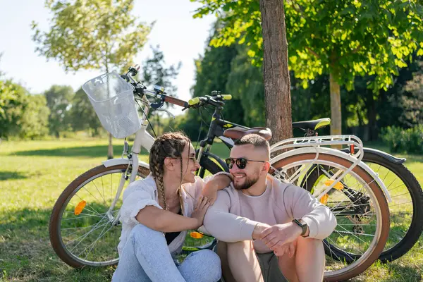 Bisiklet Sürdükten Sonra Genç Mutlu Bir Çift Parkta Birlikte Vakit — Stok fotoğraf