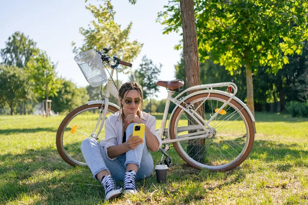 Lächelnde Junge Hipsterfrau Mit Fahrrad Und Handy Stadtpark Videoanruf Sprechen — Stockfoto