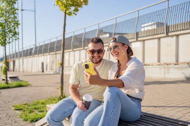 Çift, bağlanma ve telefon özçekimi yaz tatilinde, seyahat tatilinde ya da sosyal medya hafızasında