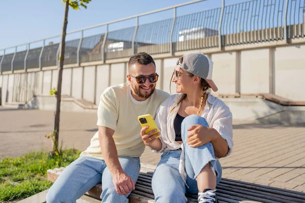 Çift, bağlanma ve telefon özçekimi yaz tatilinde, seyahat tatilinde ya da sosyal medya hafızasında