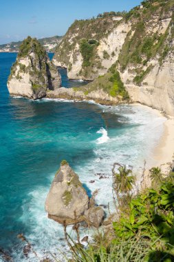 Nusa Penida, Bali, Endonezya 'daki güzel elmas plajı. Deniz manzarası, dalgalar, mavi deniz ve kayalar