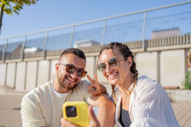 Çift, bağlanma ve telefon özçekimi yaz tatilinde, seyahat tatilinde ya da sosyal medya hafızasında