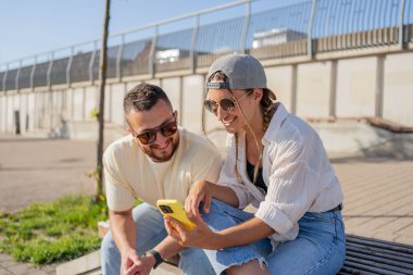 Şehirdeki çiftler rahatlamak, gülümsemek ve yazın birlikte mutlu olmak için. Kentsel ve ırklar arası bir kadın ve erkeğin portresi. Gülümse, mutlu adam ve kadın ya da öğrenci moda arkadaşları.