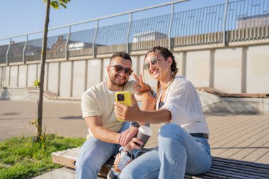 Çift, bağlanma ve telefon özçekimi yaz tatilinde, seyahat tatilinde ya da sosyal medya hafızasında